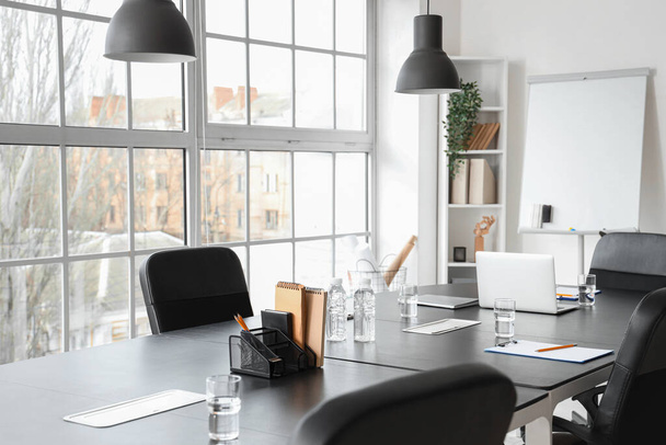 Interno di ufficio moderno con tavolo preparato per meeting di lavoro - Foto, immagini