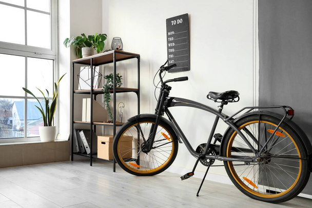 Современный велосипед в интерьере офиса - Фото, изображение
