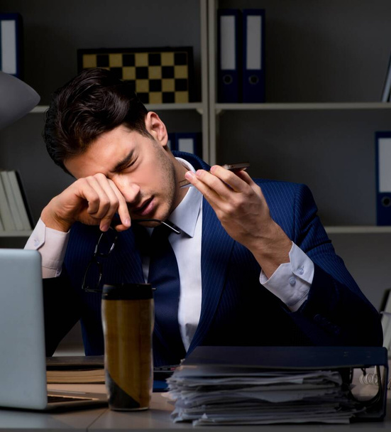 疲れや残業後事務所で眠っているビジネスマン - 写真・画像