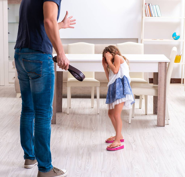 El padre enojado castigando a su hija
 - Foto, imagen