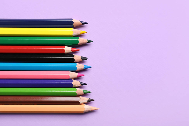Mor arkaplanda renkli kalemler, yakın plan - Fotoğraf, Görsel
