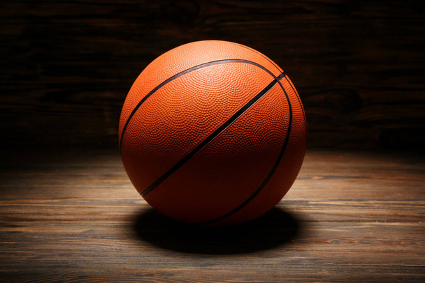 Μπάλα για το μπάσκετ σε ξύλινο φόντο - Φωτογραφία, εικόνα