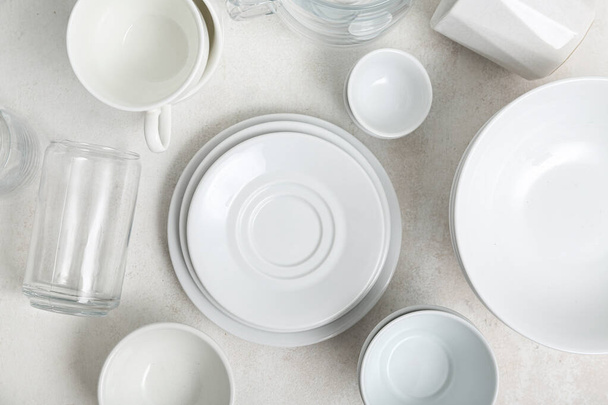 Білий посуд на світлому фоні - Фото, зображення