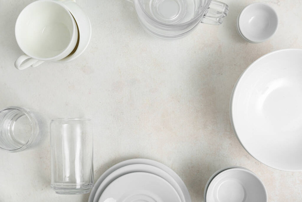 Cadre en vaisselle blanche sur fond clair - Photo, image