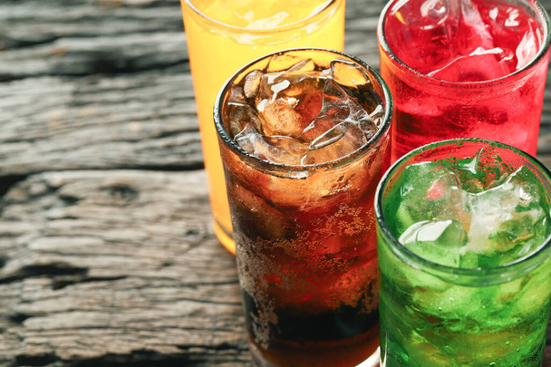 Безалкогольні напої та фруктовий сік, змішаний з содовою з високим вмістом цукру, негативно впливають на здоров'я - Фото, зображення
