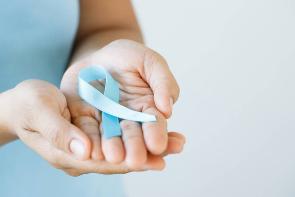 mulher com fita azul para pacientes com câncer de mama e colo do útero - Foto, Imagem