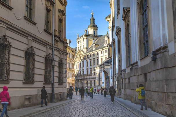 WROCLAW, POLAND - NOVEMBER 4, 2023: This is the passage to University Square to the ancient baroque university building with the Mathematical Tower. - Photo, Image