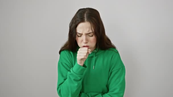 Mladá žena, pocit nevolnosti a kašel v kapuci, znamená zdravotní péče upozornění na nachlazení nebo zánět průdušek na izolovaném bílém pozadí - Záběry, video
