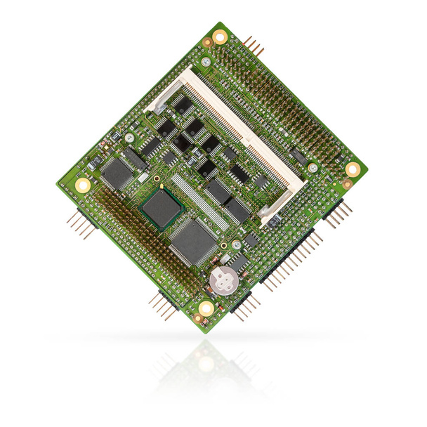 Nahaufnahme eines Embedded PC / 104 + CPU-Moduls mit integrierten Chips und Anschlüssen, isoliert auf weißem Hintergrund. - Foto, Bild