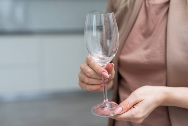 Hand hält leeres Weinglas isoliert auf weißem Hintergrund. Hochwertiges Foto - Foto, Bild