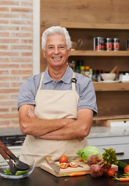 Idősebb férfi, portré és karok keresztbe főzés, élelmiszer-és zöldségfélék köténnyel és mosoly a konyhában. Idős ember, boldog és főzés étkezés otthon táplálkozás, egészséges és étkezési nyugdíjas. - Fotó, kép