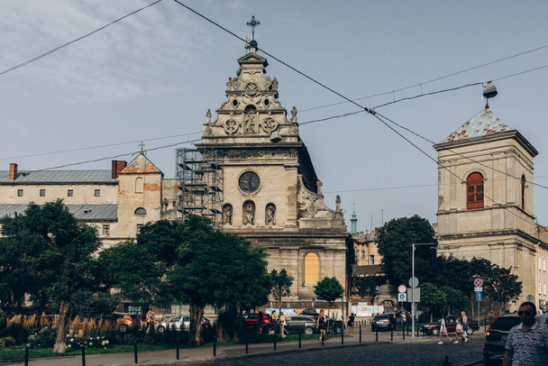 十字架を持った教会のドーム. シティ・リヴィッド。 ウクライナの国旗。 高品質の写真 - 写真・画像
