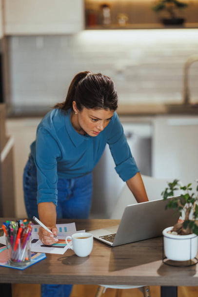 Jovem mulher de negócios trabalhando no laptop de seu escritório em casa. - Foto, Imagem