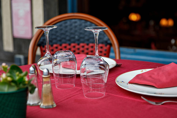 Puste szklanki w restauracji - Kolacja na świeżym powietrzu we Francji - Zdjęcie, obraz