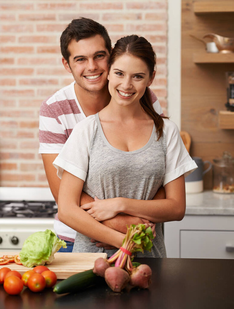 Muotokuva, onnellinen ja pari halata keittiössä ruoanlaittoon, hyvinvointiin ja rakkauteen talossa yhdessä. Ylpeä mies, nainen ja ruoka kotona terveellistä ruokavaliota ja sitoutumista, romantiikkaa ja vegaanista ruokavaliota varten - Valokuva, kuva