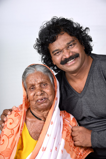Dorosły syn i jego matka starzenia się. Indie Senior kobieta z synem na biały - Zdjęcie, obraz