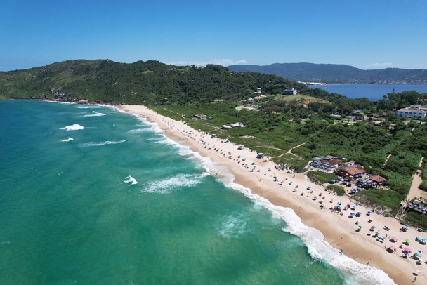 Mole praia vista aérea, Florianópolis ilha, Santa Catarina. Foto de alta qualidade. Lago Conceicao em segundo plano. - Foto, Imagem
