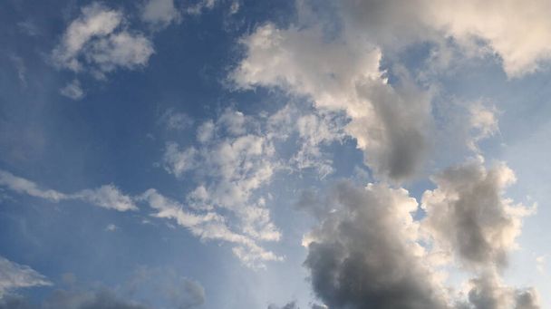 暗い雨雲のドラマチックな空夏の熱帯雷雨の空とふわふわの黒い暗闇雲はほぼ雨雲に近い. ニンバス・レインクラウド スカイラインの気候背景。 暗い灰色の空の曇った環境 - 写真・画像