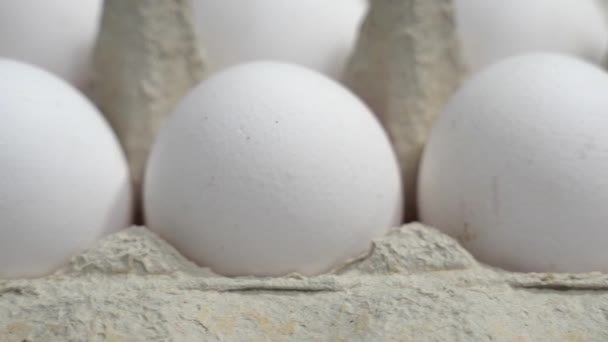 Πακέτα με λευκά αυγά κότας. Λευκά αυγά κότας σε συσκευασία close-up. - Πλάνα, βίντεο