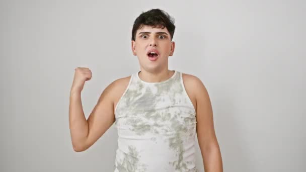 Schockierter junger Mann in ärmellosem T-Shirt, überrascht zur Seite zeigend, mit weit aufgerissenem Mund. isoliert auf weißem Hintergrund - eine lustige, unerwartete Entdeckung! - Filmmaterial, Video