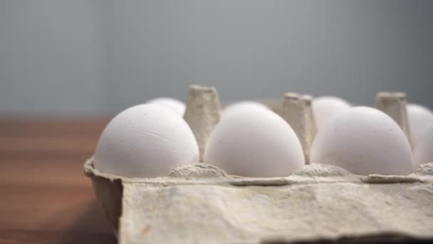 Balení bílých kuřecích vajec. Bílá kuřecí vejce v balení close-up. - Záběry, video