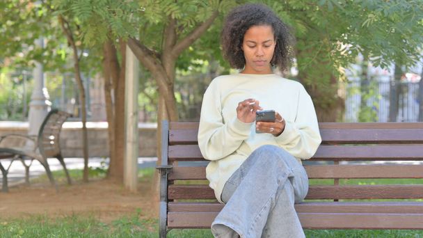 Alkalmi afrikai nő használja telefon a szabadban - Fotó, kép
