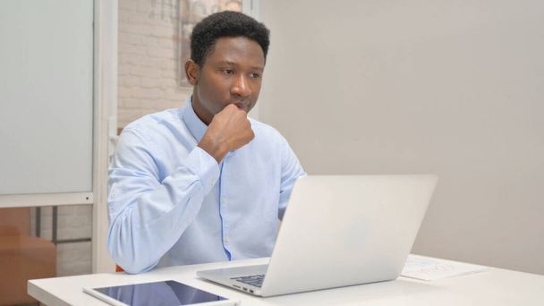 Pensive Африканський бізнесмен Робота на ноутбуці - Фото, зображення