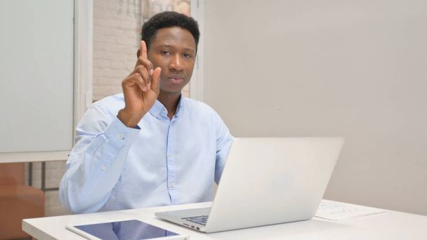 Заперечення відмови африканського бізнесмена під час використання ноутбука в офісі - Фото, зображення