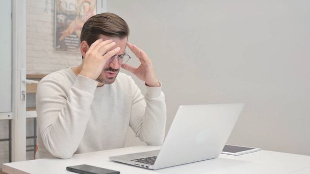 Uomo di mezza età scioccato dalla perdita sul computer portatile in ufficio - Foto, immagini