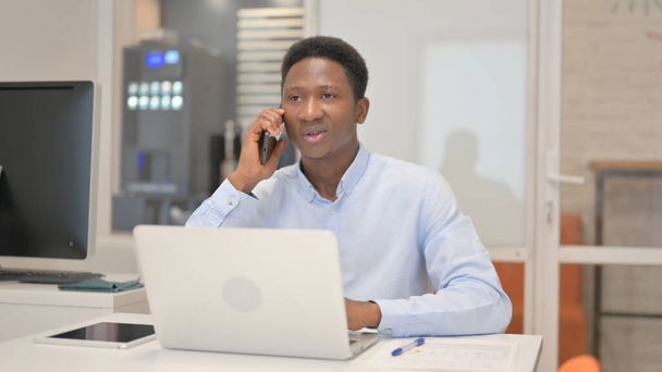 African Businessman Rozmawianie przez telefon z klientem - Zdjęcie, obraz