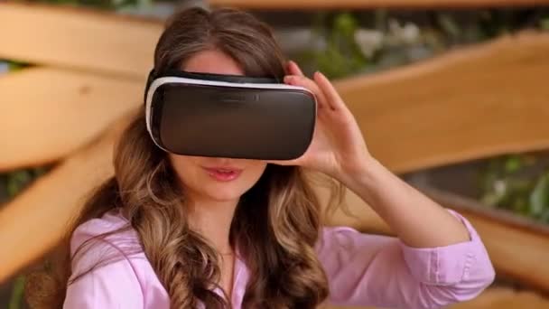 Жінка насолоджується переглядом гарнітури VR - Кадри, відео