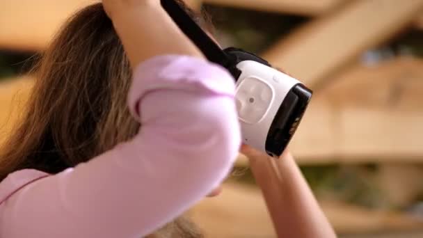 Kadın VR kulaklığı takıyor ve eğleniyor. - Video, Çekim