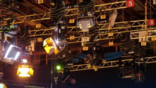 Λαμπτήρας εξοπλισμός φωτισμού στούντιο στο ανώτατο όριο της τηλεόρασης - Πλάνα, βίντεο