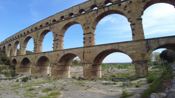 Εκπληκτική θέα της ιστορικής Pont du Gard, παγκόσμιας κληρονομιάς της UNESCO Ρωμαϊκό υδραγωγείο κοντά Nimes, Γαλλία - Πλάνα, βίντεο
