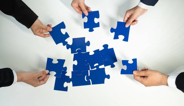 Widok z góry baner panoramiczny zespołu biznesowego układanie puzzli nad stołem symbolizuje partnerstwo biznesowe i zbiorową pracę zespołową dla rekrutacji HR i osób poszukujących pracy w tle. Przebiegły - Zdjęcie, obraz