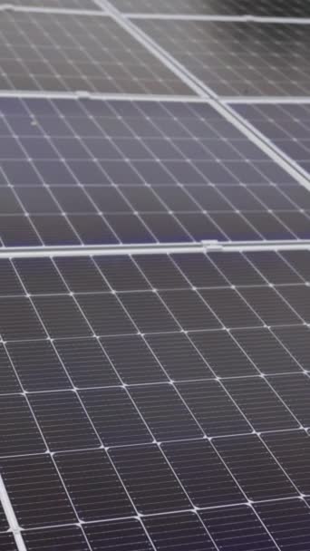 Dikey Ekran: Güneş panelleri yakın çekim. Güneş panelleri yavaş çekimde. Güneş panelleri hareket ediyor. Modern fotovoltaik güneş pillerinin yakın çekimi. - Video, Çekim
