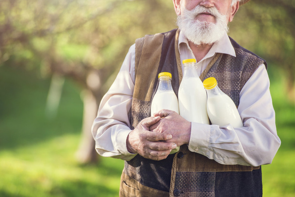Αγρότης με μπουκάλια γάλα - Φωτογραφία, εικόνα