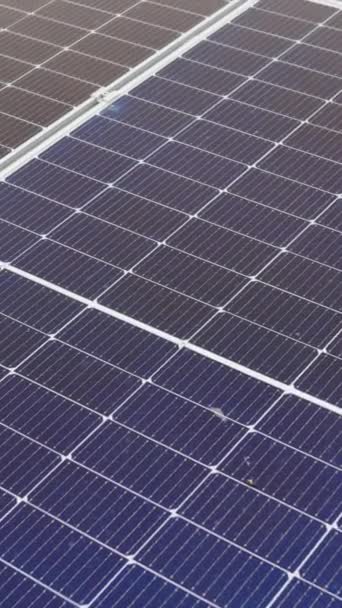 Tela vertical: Close-up da bateria solar fotovoltaica moderna. Fileiras de painéis solares de energia sustentável instalados no campo rural de prados agrícolas. Conceito para ecologia. Painel solar Array - Filmagem, Vídeo