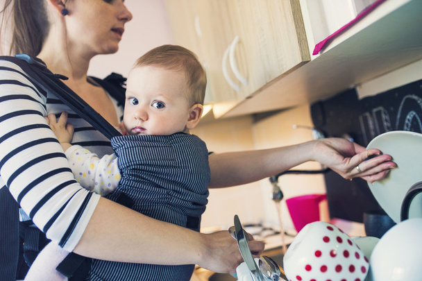 Mother washing up dishes - 写真・画像