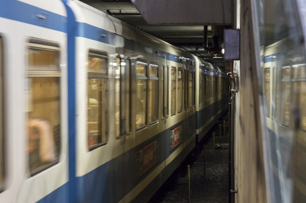 Metro de Munich en movimiento
 - Foto, Imagen