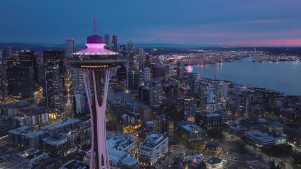 Drone de tirar o fôlego tiro da cidade de negócios EUA 4K. Aeronave em torno da torre de observação com o pitoresco centro de Seattle no fundo do movimento. Fechar Seattle marco no pôr-do-sol rosa cinemática com céu bonito - Filmagem, Vídeo