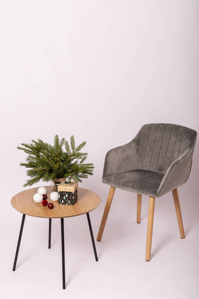 Grauer Stuhl und Tisch auf weißem Hintergrund. Weihnachtsgeschäft für Verhandlungen. Hochwertiges Foto - Foto, Bild