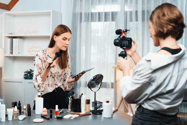Frauen Influencer schießen Live-Streaming-Vlog Video Review Make-up äußerste Social Media oder Blog. Glückliches junges Mädchen mit Kosmetikstudio-Beleuchtung für Marketing-Aufnahmen, die online ausgestrahlt werden. - Foto, Bild