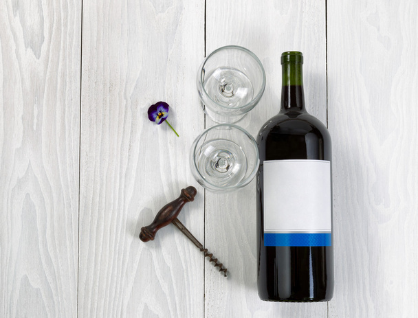 Červené víno láhev a skleničky na bílé dřevěné desce - Fotografie, Obrázek