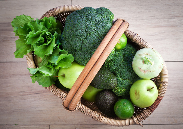 緑色の果物と野菜のバスケット - 写真・画像
