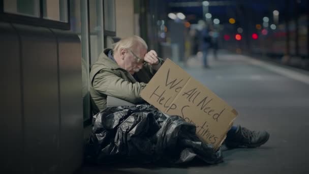 Hopeloos gebroken mannelijke persoon die nadenkt over het leven bedelen in Urban Street - Video