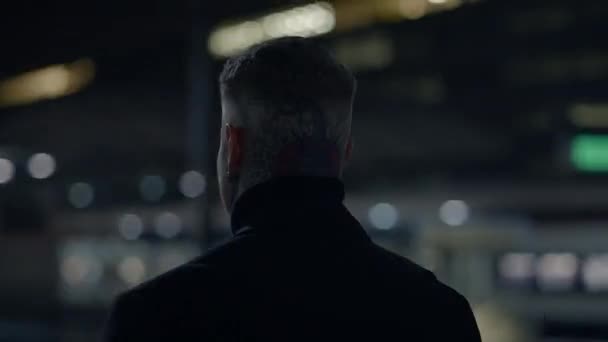 Intimidatorio uomo ribelle Maverick con tatuaggi alla testa e al viso in stile provocatorio - Filmati, video