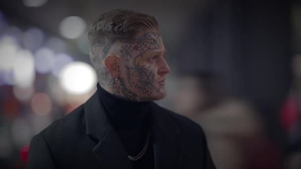 Εκφοβισμός Maverick Rebel Man με το κεφάλι και το πρόσωπο Tattoos σε στυλ Προκαλώντας - Πλάνα, βίντεο