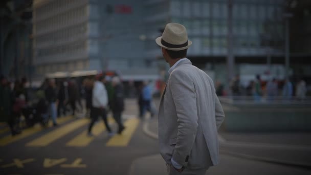 Modischer junger schöner Mann mit Hut und lässiger Kleidung in der Stadt - Filmmaterial, Video