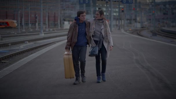 Połączenie samotnej matki i nastoletniego syna przytulającego się na peronie kolejowym  - Materiał filmowy, wideo